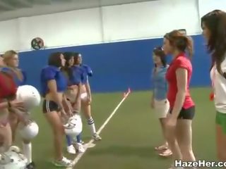 Desirable американски студенти играя гол футбол
