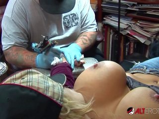 Shyla stylez merr tattooed ndërsa duke luajtur me të saj cica
