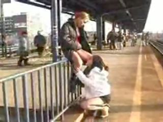 Offentlig lesbisk feminine handling på trainstation