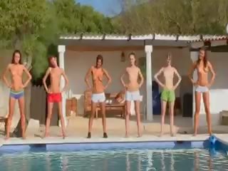 Six nahý holky podľa the bazén od italia