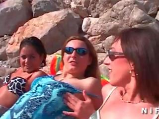 Три hotties имам лесбийки x номинално клипс близане пипане с пръсти играеше на на плаж
