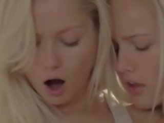 Deux suédois blond anges affectueux