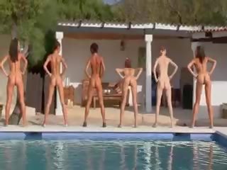 Six nagi dziewczyny przez the basen z poland