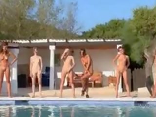 Six nu meninas por o piscina a partir de poland