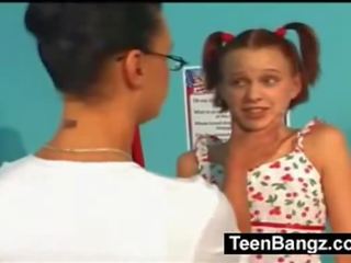 Tenåring unge hunn lesbisk xxx klipp med lærer