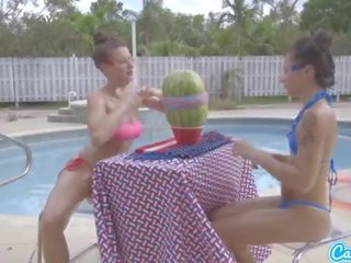 Camsoda tieners met groot bips en groot tieten begin een watermelon exploderen met rubber ba