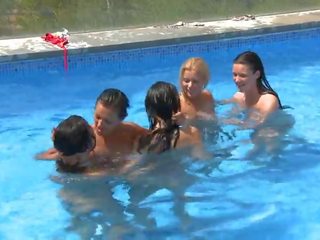 Five λεσβιακό εφηβική ηλικία με ο πισίνα