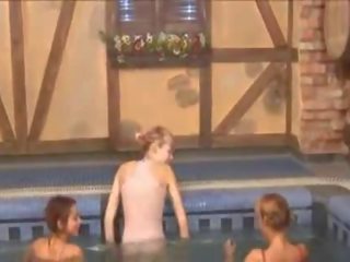 Fascinating lesbos v na plavanje bazen