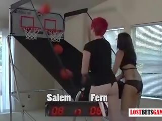 Số hai pleasant cô gái salem và fern chơi dải bóng rổ shootout