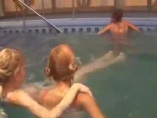 Spogledljiva lesbos v na plavanje bazen