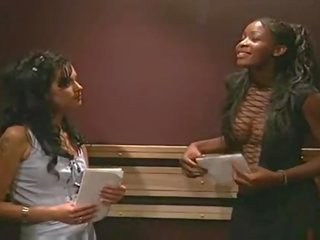Concupiscent interracial lesbienne sexe film en ascenseur
