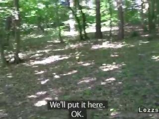 Warga europah amatur lesbian menjilat dalam hutan