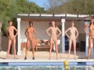Enam telanjang gadis oleh itu kolam renang dari perancis