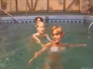 Três espanhola bebês em o piscina